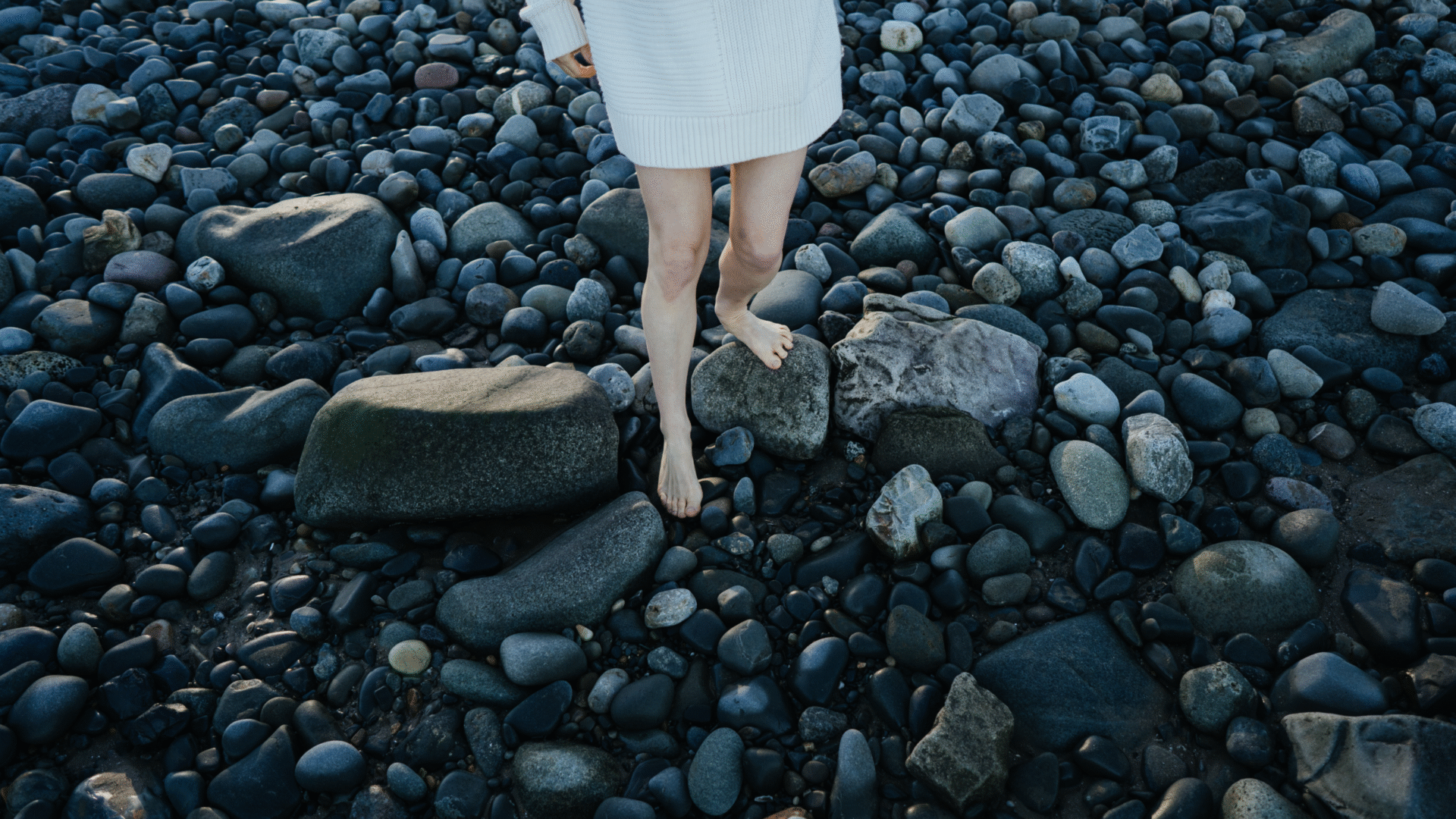 Laufende Person auf Steinstrand